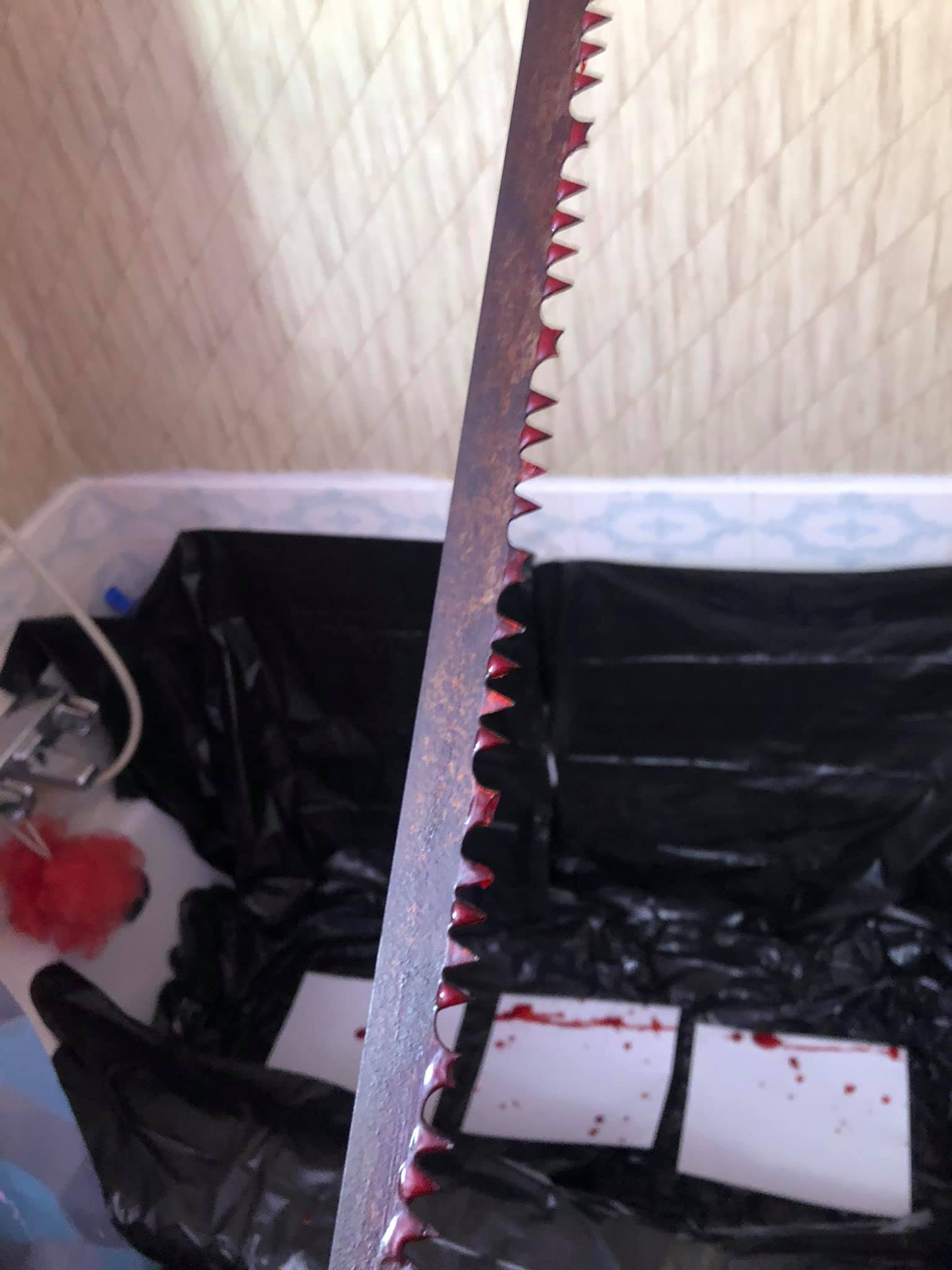A closeup of the saw blade, where the tips are a bit red. It was cleaned with that one piece of paper though. If you don't think about that, it could be a rather confusing shot given the... blood.